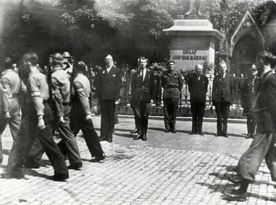 500401 Afbeelding van de scheidende stadscommandant van de B.S. (Binnenlandse Strijdkrachten), mr. M.M. Kwint, alias ...